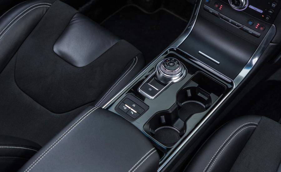 Детали интерьера Ford Edge ST 2018 года  (NA) (фото 14 из 40)